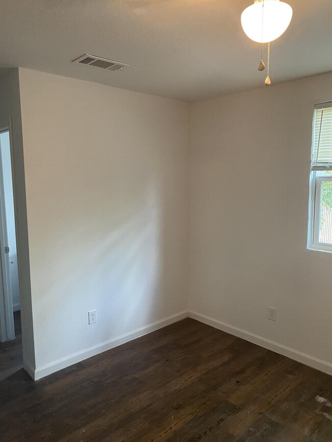 Building Photo - 512 W Green Ave