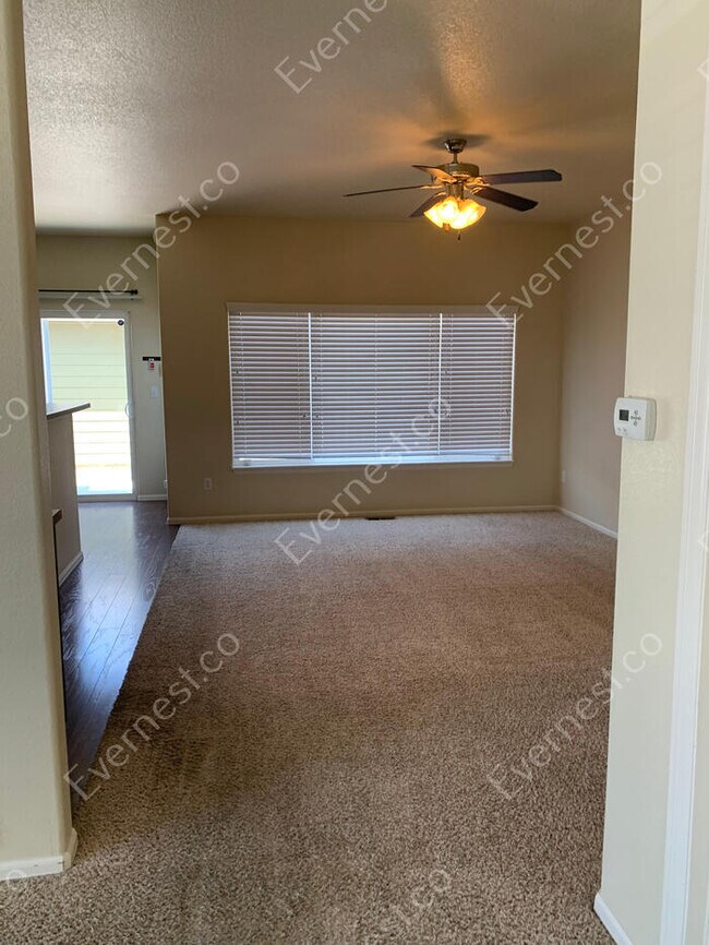 Foto del edificio - 3-Bed/ 3-Bath Modern Town Home with Attached Garage and Front Porch /Voucher Accepted/Available S...