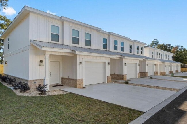 Building Photo - 513 Hill Ln