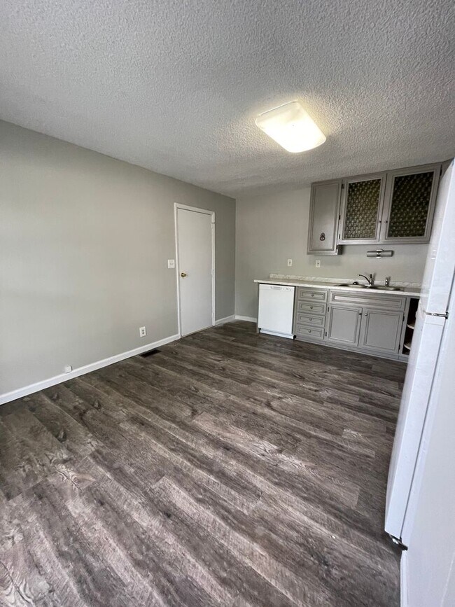 Building Photo - 4-Bedroom Home on the South Side - Available In May