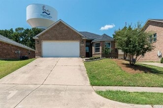Building Photo - 912 Hidden Oaks Dr