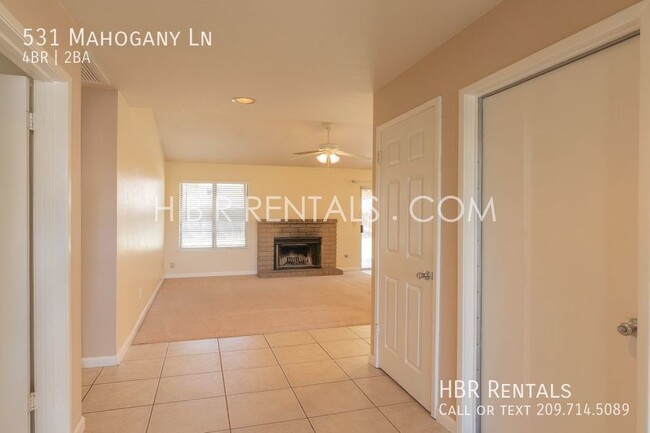 Foto del edificio - Single Story 4 Bedroom Home in Tracy