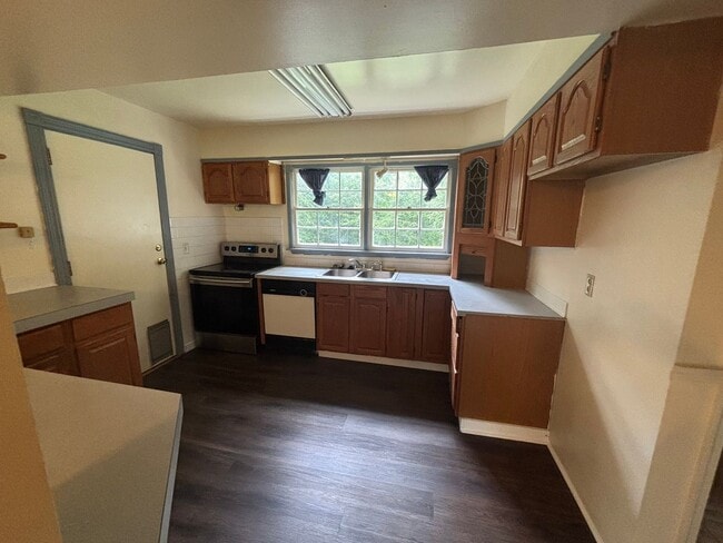 Building Photo - Charming 4 Bedroom 1.5 Bathroom Colonial S...