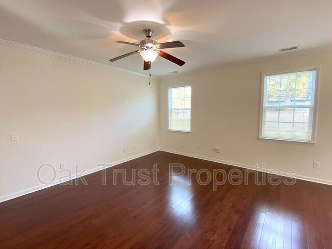 Foto del edificio - 8145 Ronda Dr