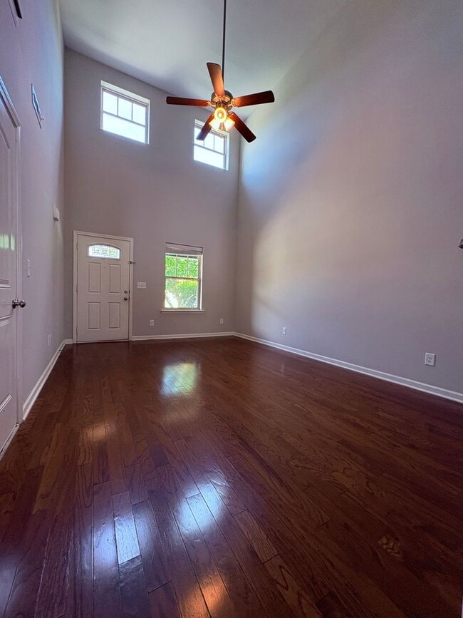 Building Photo - Stunning Stratford Park Townhome