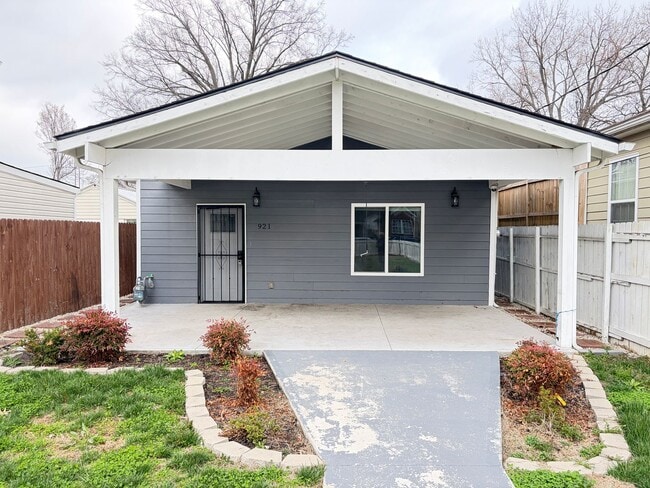 Marvelous 3 Bedroom and 2 Full Bath House! - Marvelous 3 Bedroom and 2 Full Bath House!