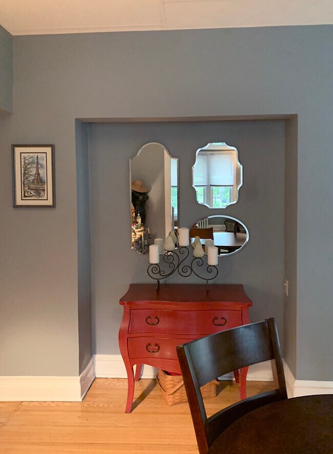 Alcove - 3901 N Sacramento Ave