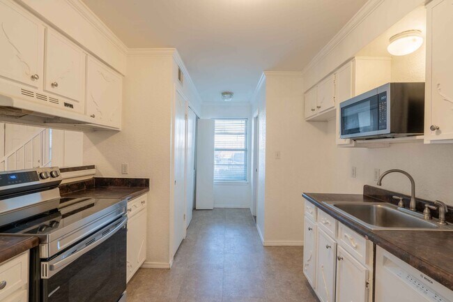 Foto del edificio - 2220 E 66th Pl