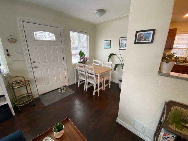 Building Photo - Amazing 2 bedroom Duplex on Historic South...