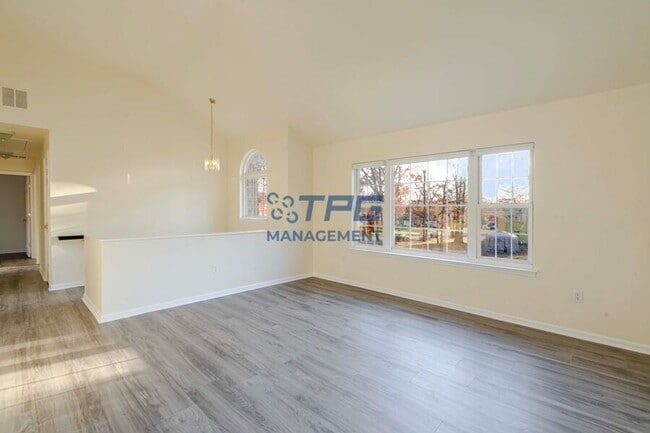 Building Photo - 33 Viking Ave