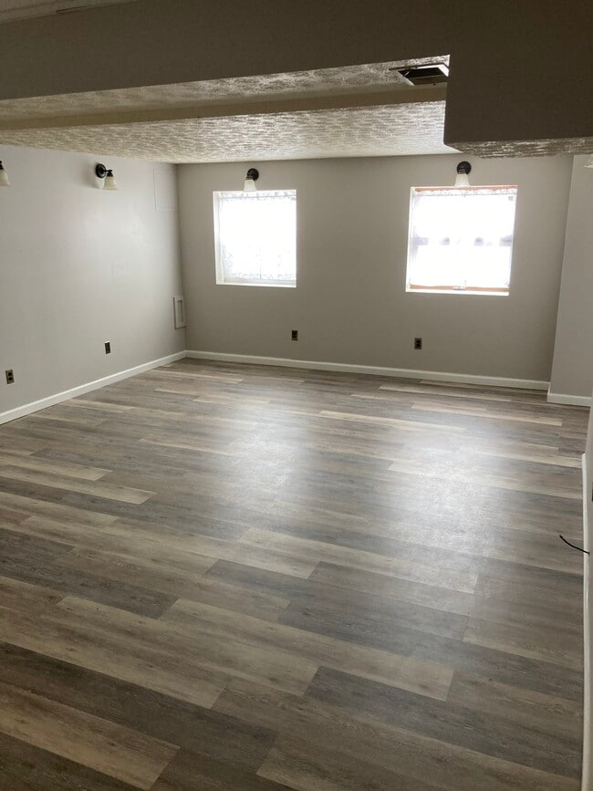 Building Photo - 6 Coolview Ln