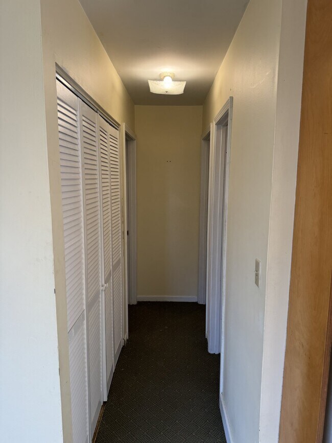 Building Photo - 2 Bedroom Rental Property with a Convenien...