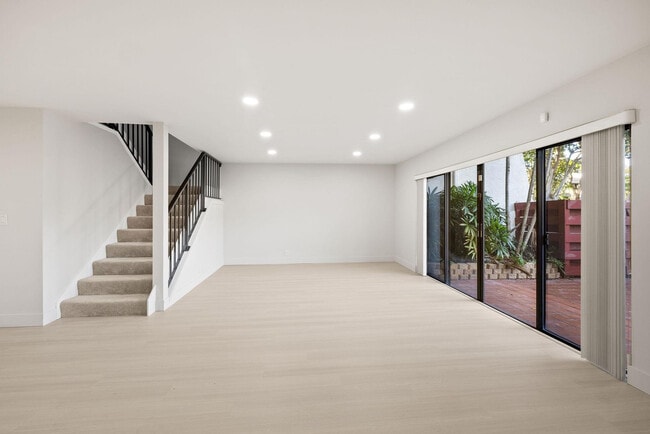 Building Photo - 3012 Willow Ln