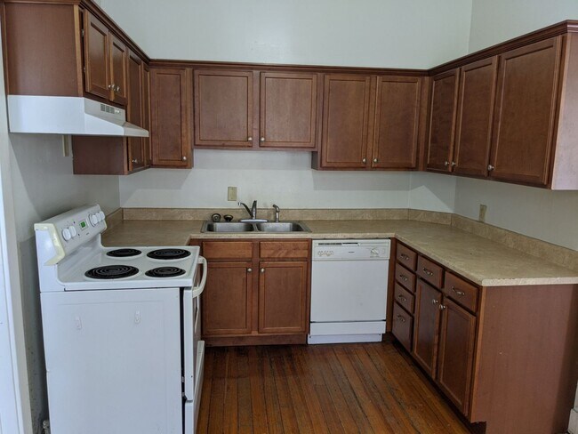 Foto del edificio - AVAILABLE NOW!  4-bedroom, 2-bath house across from Kinnick!