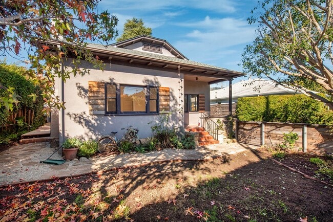 Foto del edificio - Gorgeously Restored Downtown Home!