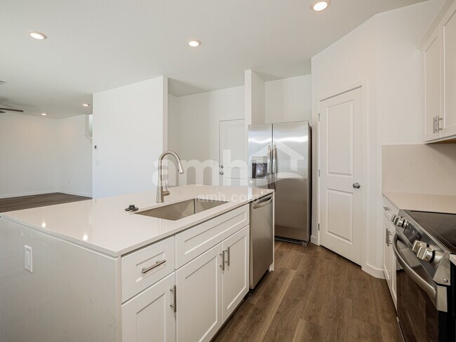 Foto del edificio - 2379 Monroe Ave