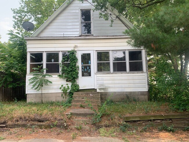 Building Photo - Welcome to this charming 4-bedroom, 1-bath...