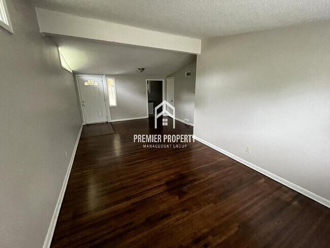 Building Photo - 3218 Starsdale St