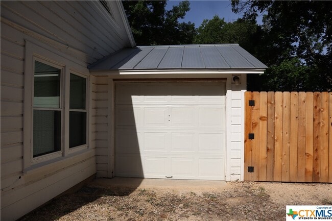 Building Photo - 212 Romberg St