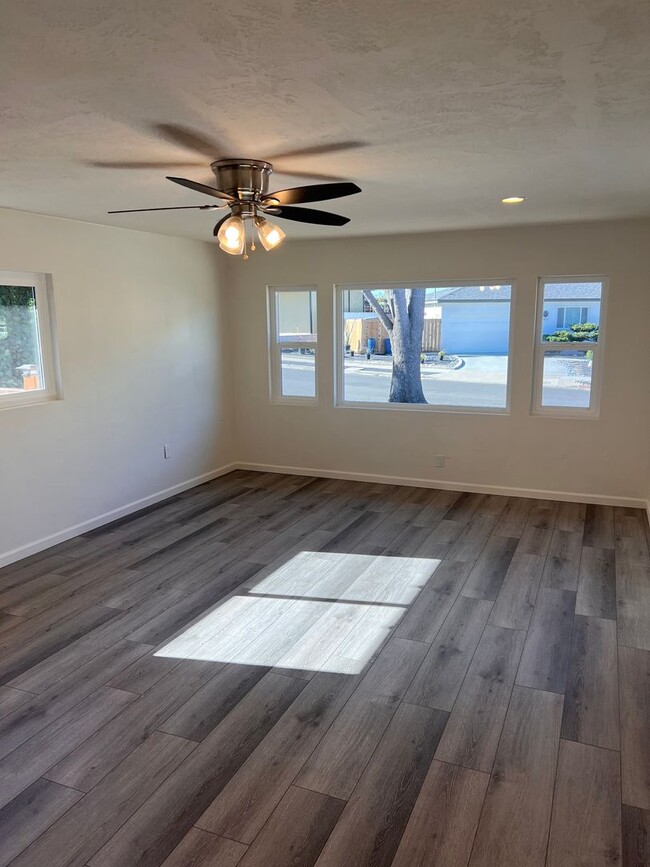 Building Photo - AVAILABLE NOW: Freshly remodeled 4 bedroom...