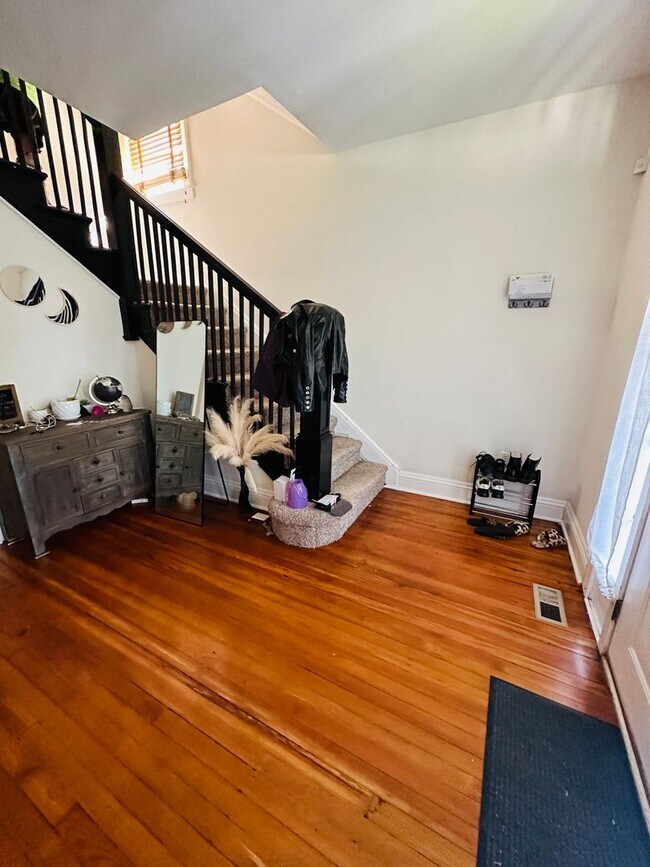 Foto del edificio - Beautifully Renovated 3bdrm/2.5bth Home Located in Richmond's North-side w/Balcony!