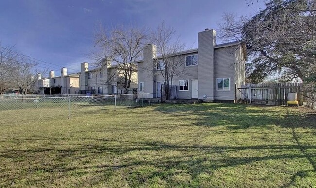 Building Photo - 926 Chisholm Cv