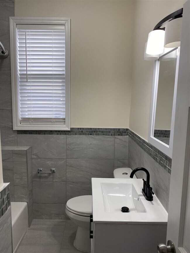 Foto del edificio - 121 Newman Ave