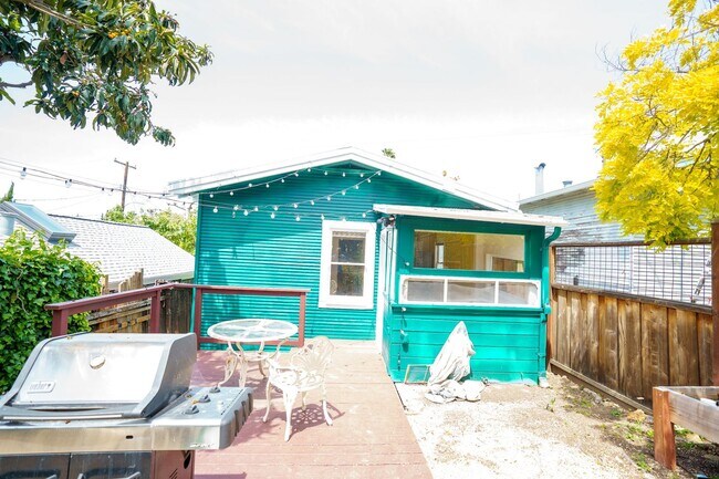 Foto del edificio - Awesome craftsman style house features 1 bedroom, 1 bathroom House In Oakland’s Laurel District