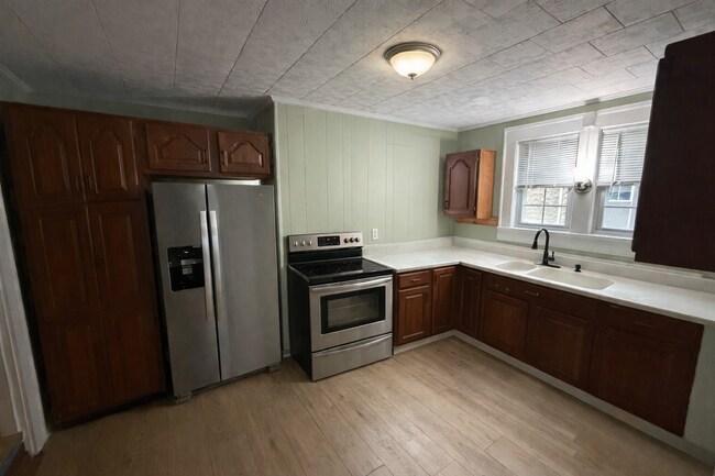 Foto del edificio - Charming Brick Home with Character & Modern Updates