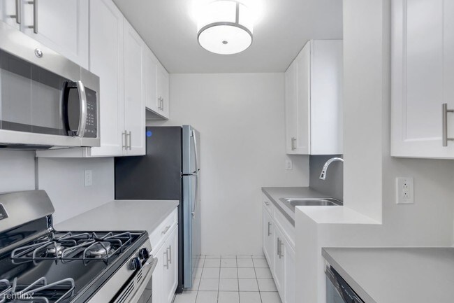 Building Photo - 96 E 208th St