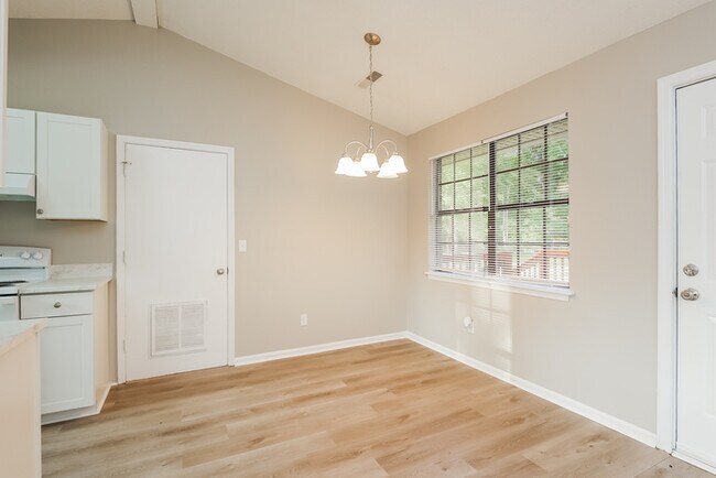 Foto del edificio - 112 Woodbine Rd