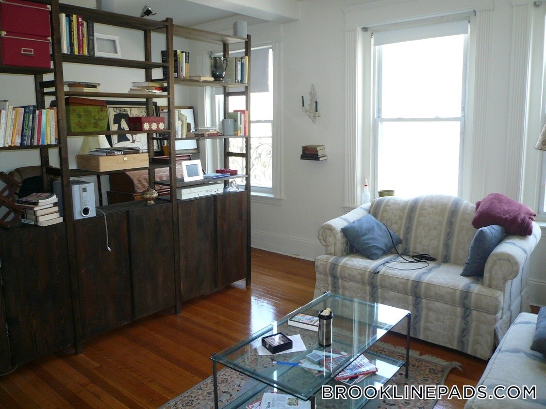 Building Photo - 1595 Beacon St