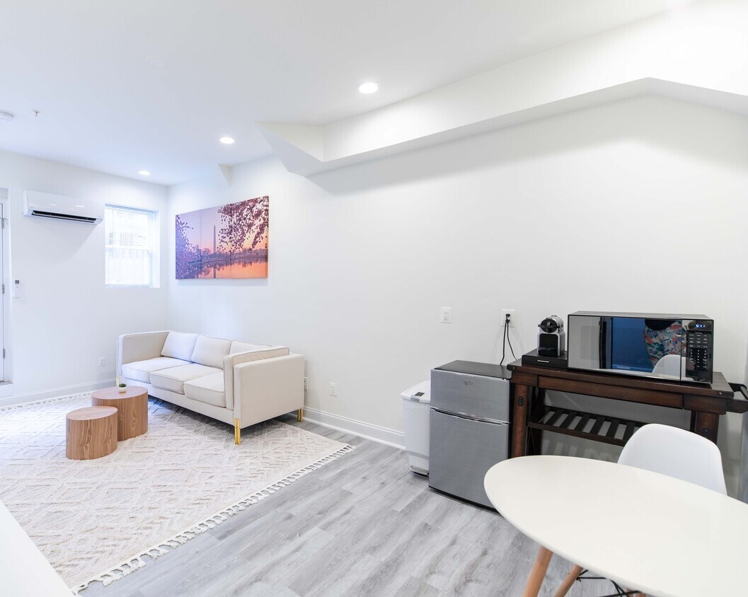 Foto principal - 1377 22nd St NW