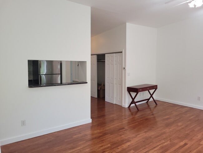 Building Photo - 332 2nd St