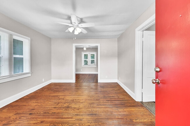 Pisos de madera en sala y comedor. - 1 Proctor Dr