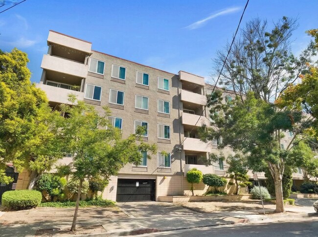 Foto del edificio - Utilities & Parking Included! Massive 2BD w/ Community Amenities