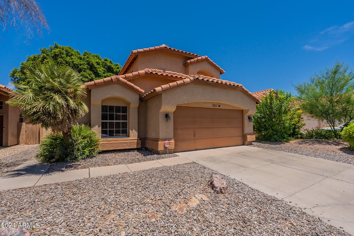 Primary Photo - 910 W Sun Coast Dr