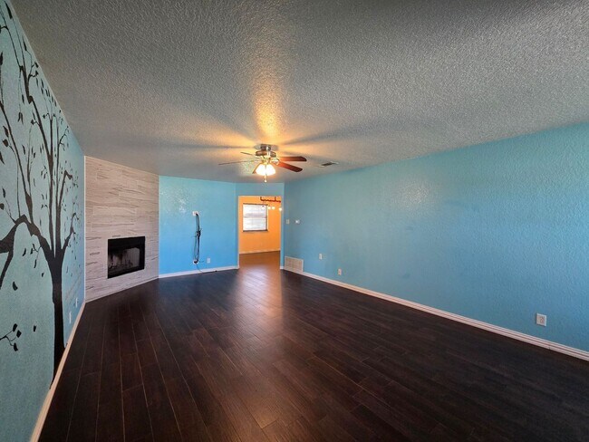 Building Photo - RENT SPECIAL & PRICE DROP - AVAILABLE NOW!