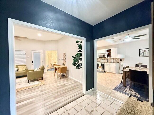 Foto del edificio - 16235 Red Wood Cir N
