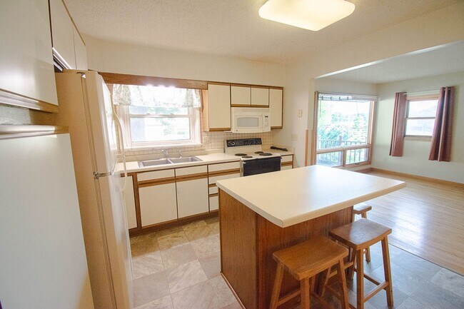 Foto del edificio - 2324 Elton Hills Dr NW