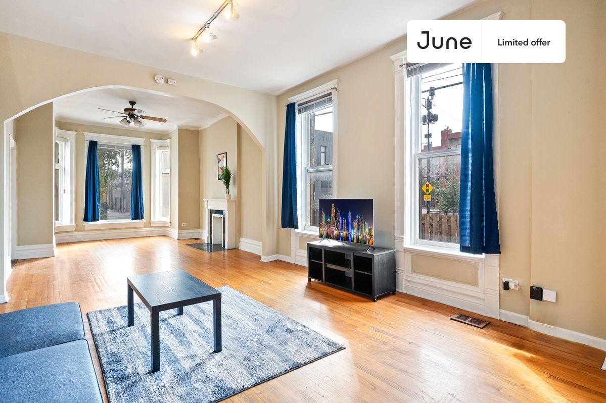 Primary Photo - 1214 N Damen Ave