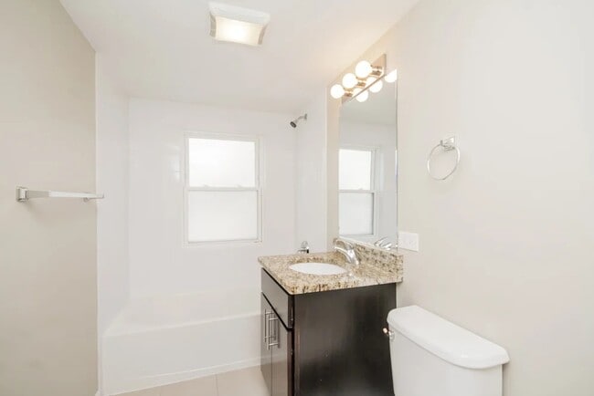 Building Photo - 5241 Lee St