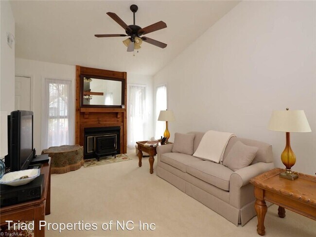 Building Photo - 2 br, 1 bath House - 3224 Twin Brooks Dr