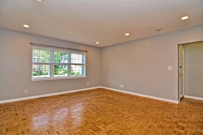 Building Photo - 35 Lake Shore Ct