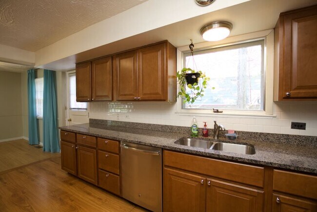 Building Photo - 1326 Meadow Ln