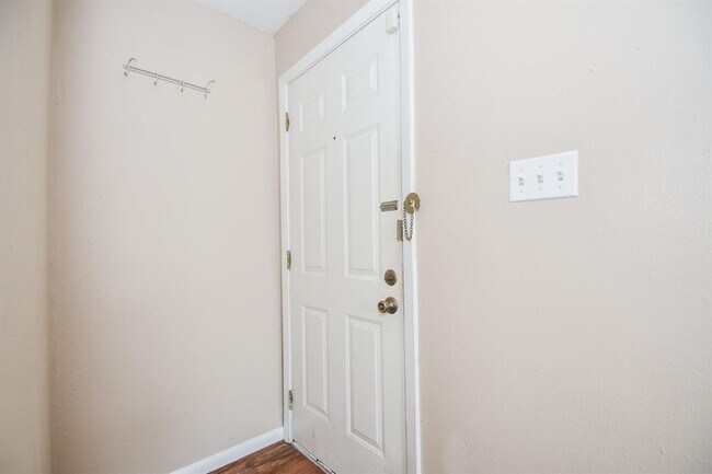 Building Photo - 2720 Wroxton Rd