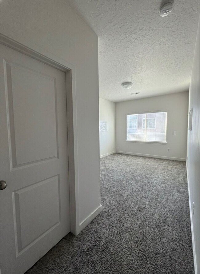 Foto del edificio - Move-In Ready Townhome in Fast-Growing Bluffdale