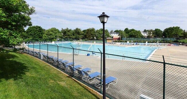 Building Photo - Clean & Fresh 2 + 2 close to METRO!