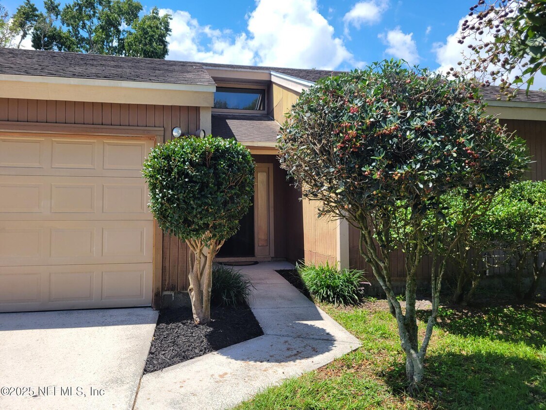 Foto principal - 8038 Loch Lomond Ln