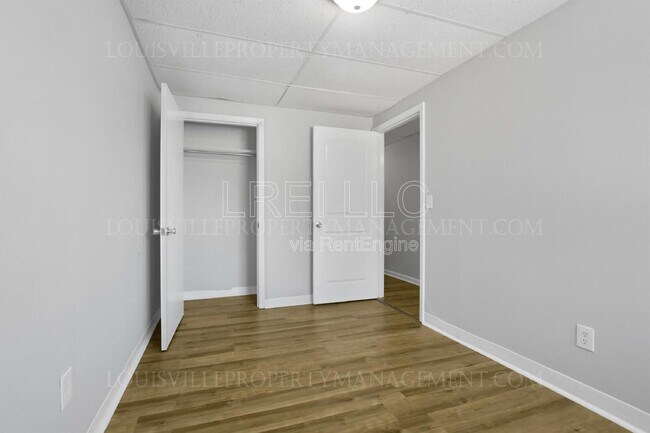 Foto del edificio - 704-706 Roselane St